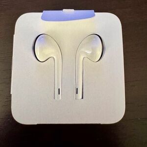 Apple Wired Ear Buds Lightening Plug and 5W USB Charging Cube New